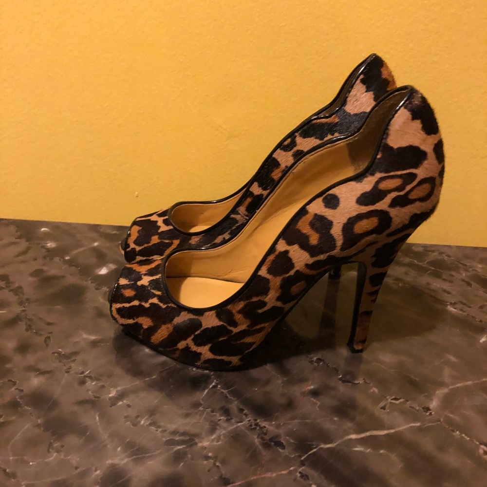 Ladies 5.5 leopard print heels. Barely worn.